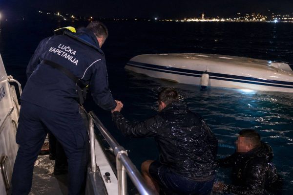 Spašena posada prevrnute jedrilice u trogirskom akvatoriju