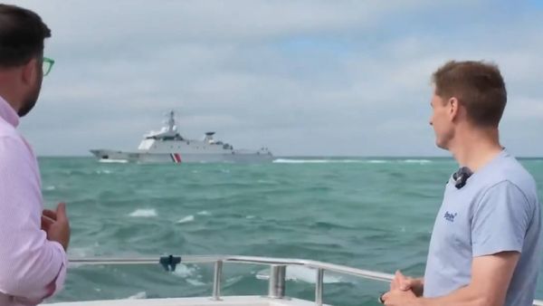 INCIDENT NA MORU U PRIJENOSU UŽIVO! Francuski ratni brod zapucao prema BBC-jevoj ekipi i britanskom političaru: "Hvatala nas je panika, ispalili su 17 hitaca!"
