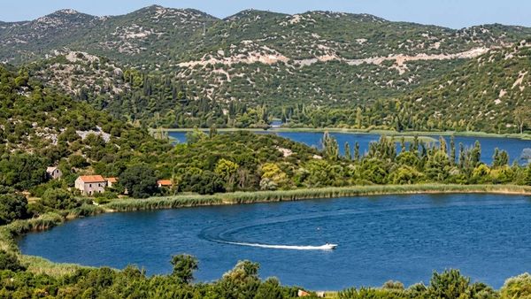 Bahatost na Baćinskim jezerima: Gliserom ugrožava kupače i zaštićene ptice, nadležni tvrde da ga "moraju uhvatiti na djelu"!
