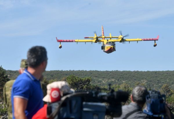 Hrvatska u BiH šalje dva kanadera: Požar prijeti kućama, gusti dim prekrio i Dalmaciju