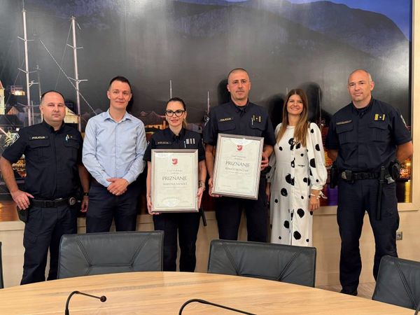 Grad Makarska nagradio policajce i policajke: "Pridonijeli su posebno u turističkoj sezoni"