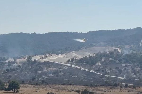 POŽAR NA BRAČU Gori u Nerežišćima, gase čatiri Air Tractora