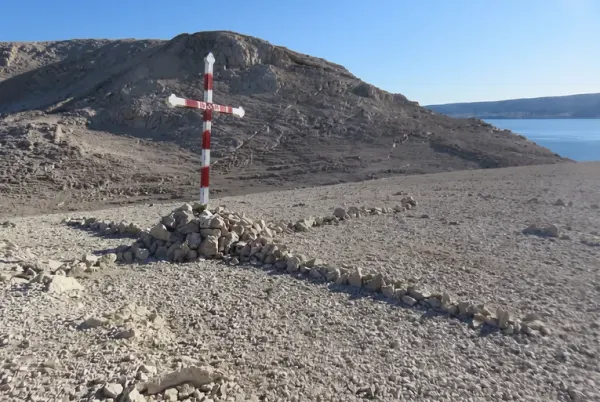 PAG Pravoslavni križ na spomen-obilježju žrtvama ustaških logora u uvali Slana netko obojao boje šahovnice s prvim bijelim poljem