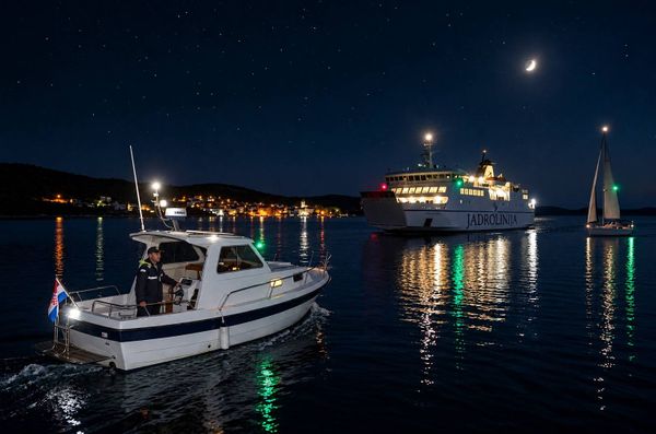 SIGURNOST NA MORU Vodič kroz ključna pravila za izbjegavanje sudara i noćnu plovidbu