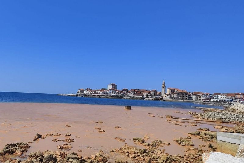 UMAG SPREMAN ZA SEZONU  Pumpaju oborinsku kanalizaciju ravno u more - Što radi gradonačelnik?