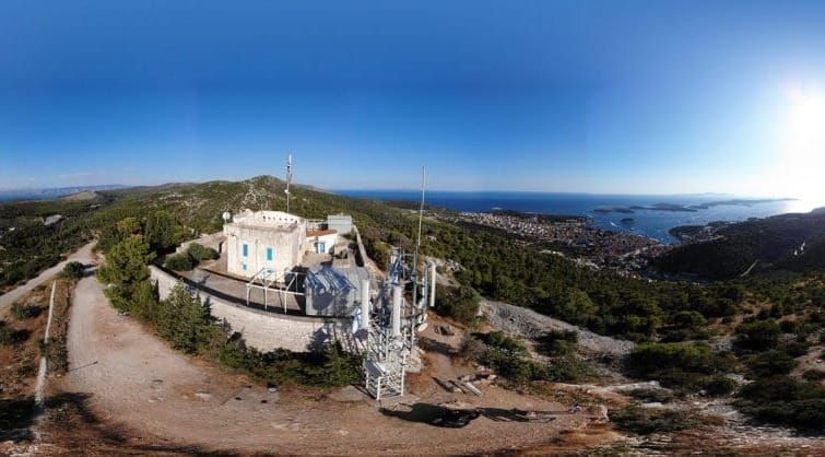 Na vrh hvarske tvrđave postavlja se novi telekomunikacijski stup