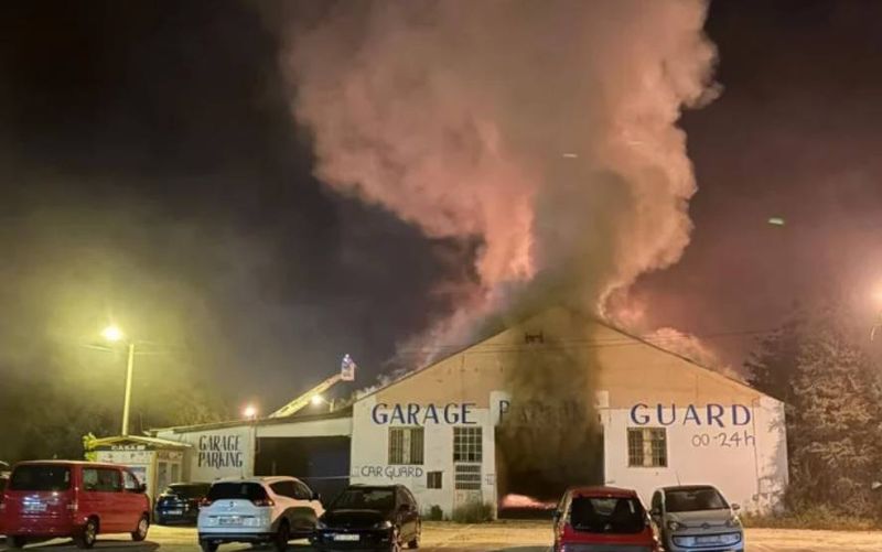 OGROMAN POŽAR U ZADRU Vatra progutala napuštenu tvornicu madraca: "Cijeli poluotok je bio u dimu"