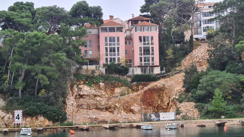 "ZGRADA NAM SE NAKRIVILA, BOJIMO SE ZA ŽIVOTE!“ Dramatična ispovijest Dubrovkinje kojoj miniraju pod prozorom zbog gradnje u moru!