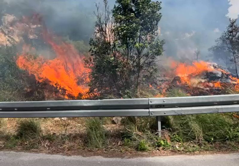 UMALO KATASTROFA IZMEĐU BRNE I PRIŽBE Korčulanski vatrogasci upozorili: "Stroga je zabrana paljenja na snazi, ne igrajte se s vatrom!"