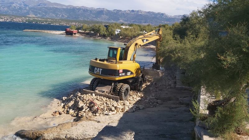 MASAKR NAD NOVIGRADSKIM BISEROM? Građani očajni: "Prirodnu plažu uništili bagerima i EU novcem", Načelnik: "To su stare fotke i laži!" Građani: "Evo snimki i od jučer!"