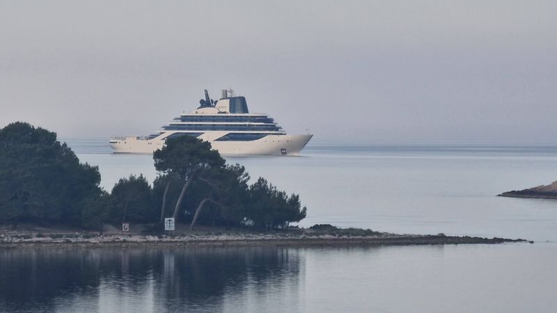 LOŠINJ Sidri li se megajahta ravno na kolonijama posidonije?! Otočani: "Danas ovdje, sutra ostatak Jadrana, a iz TZ ekocid hvale kao turistički uspjeh!"