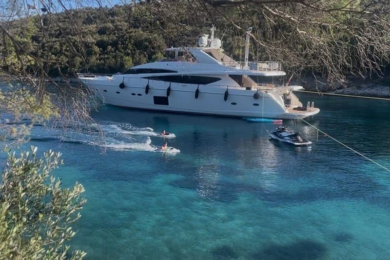 KAOS U ZAŠTIĆENOM PODRUČJU Pogledajte kako bezobzirni bogataši na Šćedru preoravaju posidoniju i divljaju jet-skijima uz samu obalu!