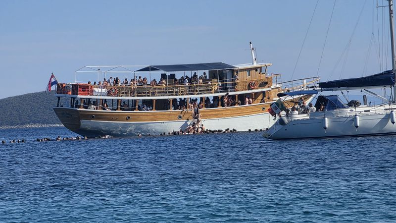 PLAVA LAGUNA Natiskani jedan na drugom turisti se bacaju u more s broda: "Nema tko nadzirati"