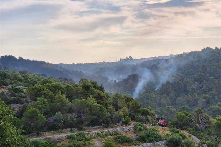 Kod Senja i na Čiovu požari i dalje aktivni: "Vatrogasci dežuraju na Visu, interveniralo se na Mljetu"