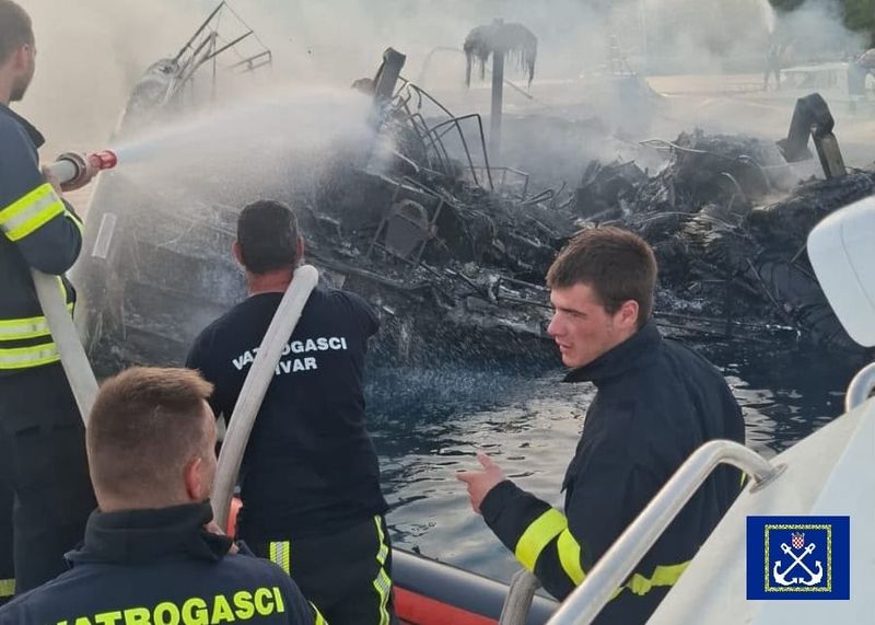 Ministarstvo mora objavilo video: "Požar dvotrupne jedrilice u hvarskoj uvali Tiha bez stradalih i ozlijeđenih"