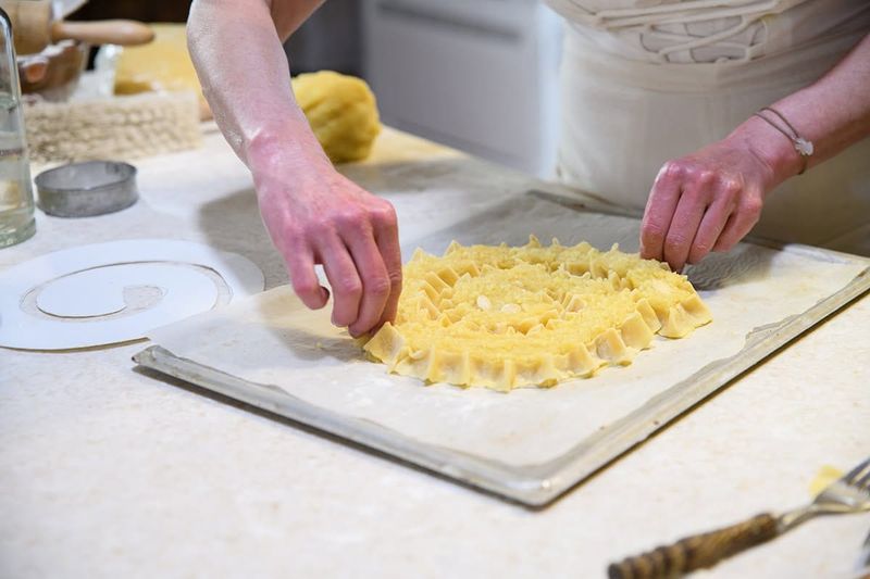 Znate li kako nastaje Rabska torta, najpoznatija otočka slastica?