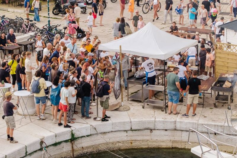 KREĆE PONOVNO TUNAFEST  Tuna od 150 kg u stiže na rovinjski Veliki mol