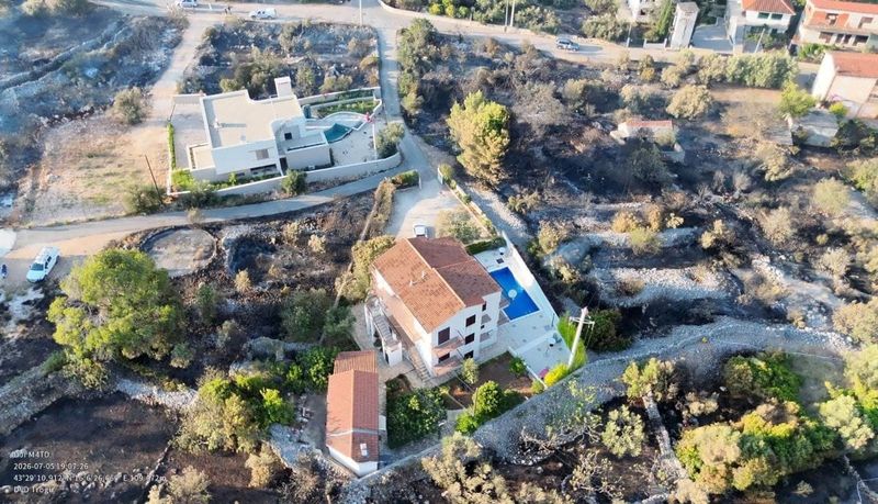 DRAMATIČAN VIKEND NA OBALI: Vatra gutala Dalmaciju – Kanaderi i stotine vatrogasaca branili kuće u Vinišću, na Hvaru izgorjelo 200 hektara!
