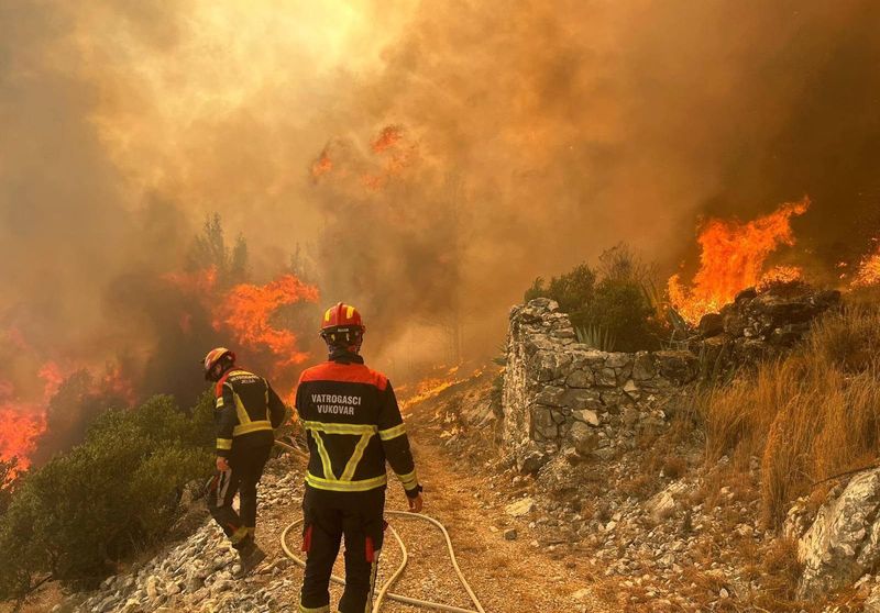 PAKAO NA HVARU Vjetar nosio vatru prema kućama, izgorjeli vinogradi I dvije kuće  – na Hvar hitno stigla pojačanja s kopna!