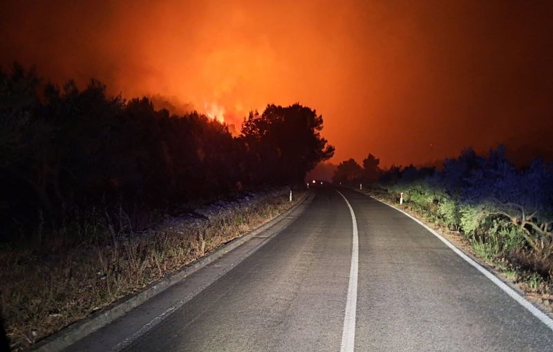 DRAMATIČNA NOĆ NA KORČULI Požar kod Blata i dalje prijeti: Žurne službe na terenu, stigao i ministar čija je imovina na otoku