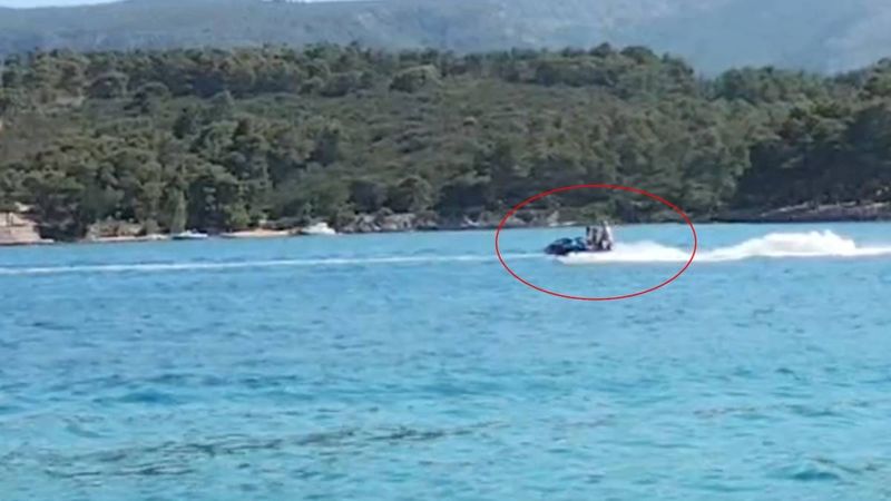 DIVLJANJE NA MORU KOD HVARA: Otac posjeo dijete za volan jet-skija, mještani ogorčeni: "Zamalo su ženi skinuli glavu!"