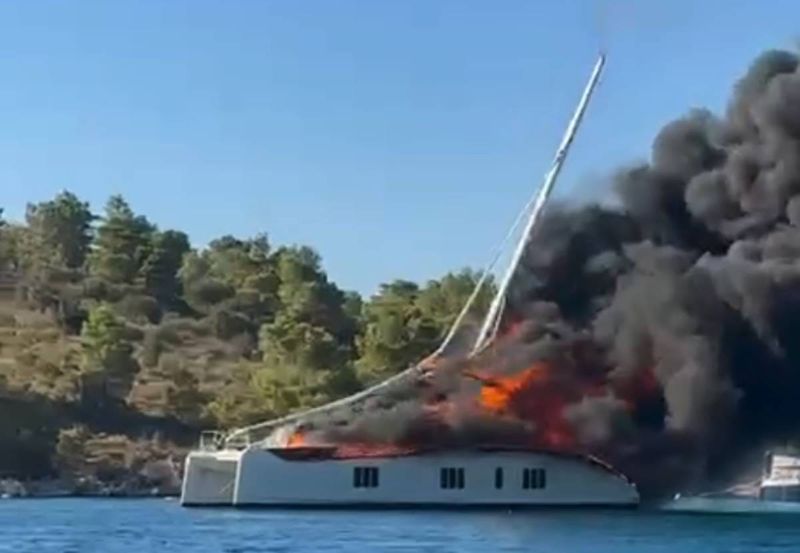 VIDEO Buktinja progutala katamaran u hvarskoj uvali Tiha: U jednom trenutku pukao i pao jarbol, vatrogasci se bore s vatrom