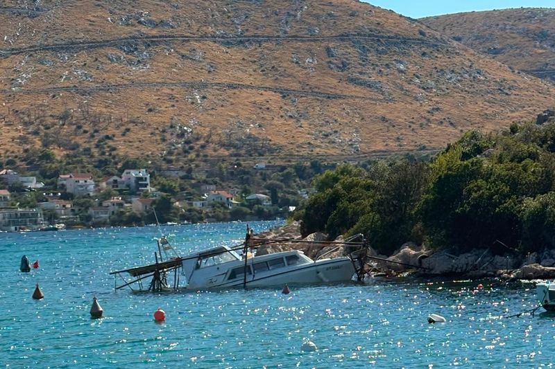 GREBAŠTICA Ovaj brod ovako stoji mjesecima i čeka ekološku katastrofu, a čitateljica tvrdi: "Svi mi kažu - nismo nadležni"