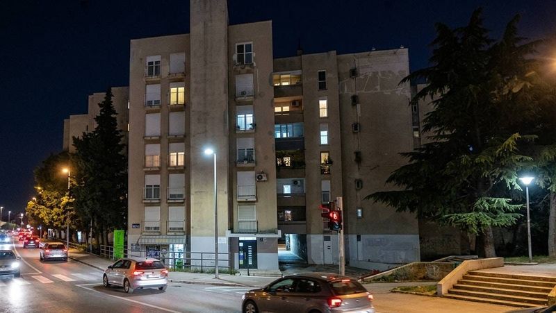 BUKNUO POŽAR NA ČETVRTOM KATU ZGRADE U ZADRU: Vatrogasci i hitna pomoć na terenu, ima ozlijeđenih