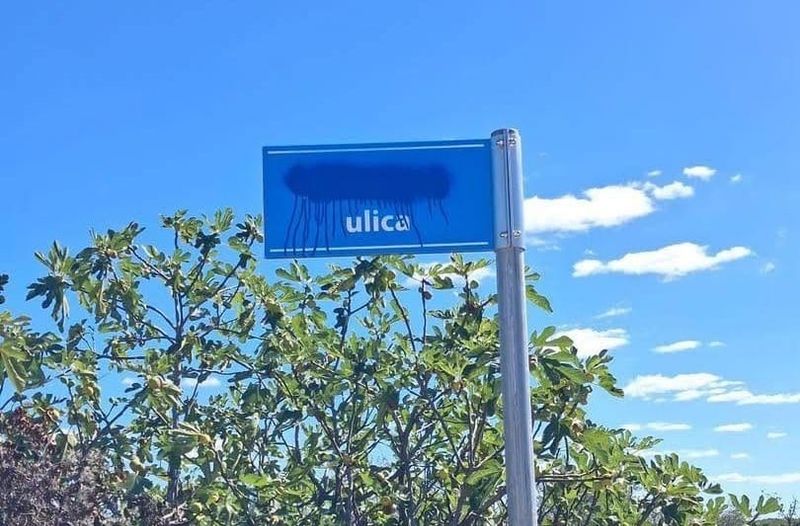 Neshvatljiv vandalizam u Poljicima: Tek što su postavljeni, stradali novi znakovi s nazivima ulica – Općina poslala oštru poruku!