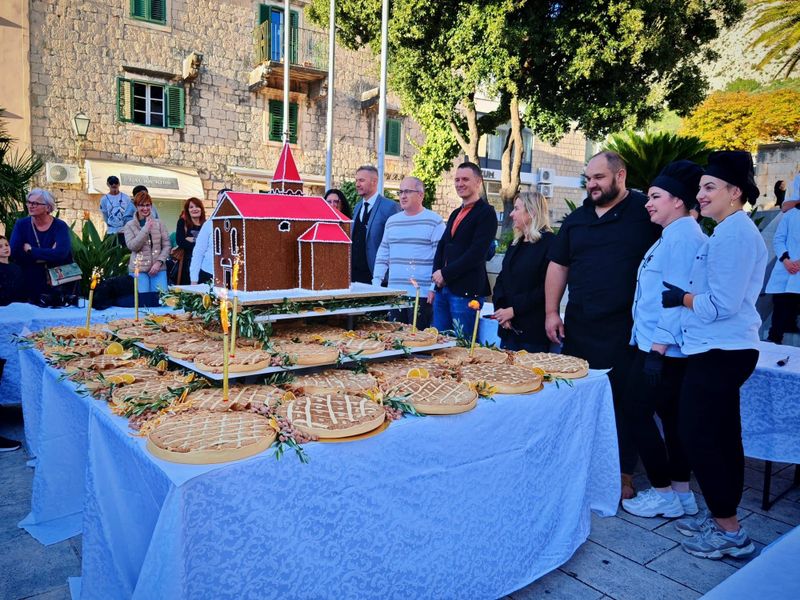 Srednjoškolci oduševili Makarane: Trg Andrije Kačića Miošića zamirisao na tradiciju i zdraviju verziju „Mega torte”