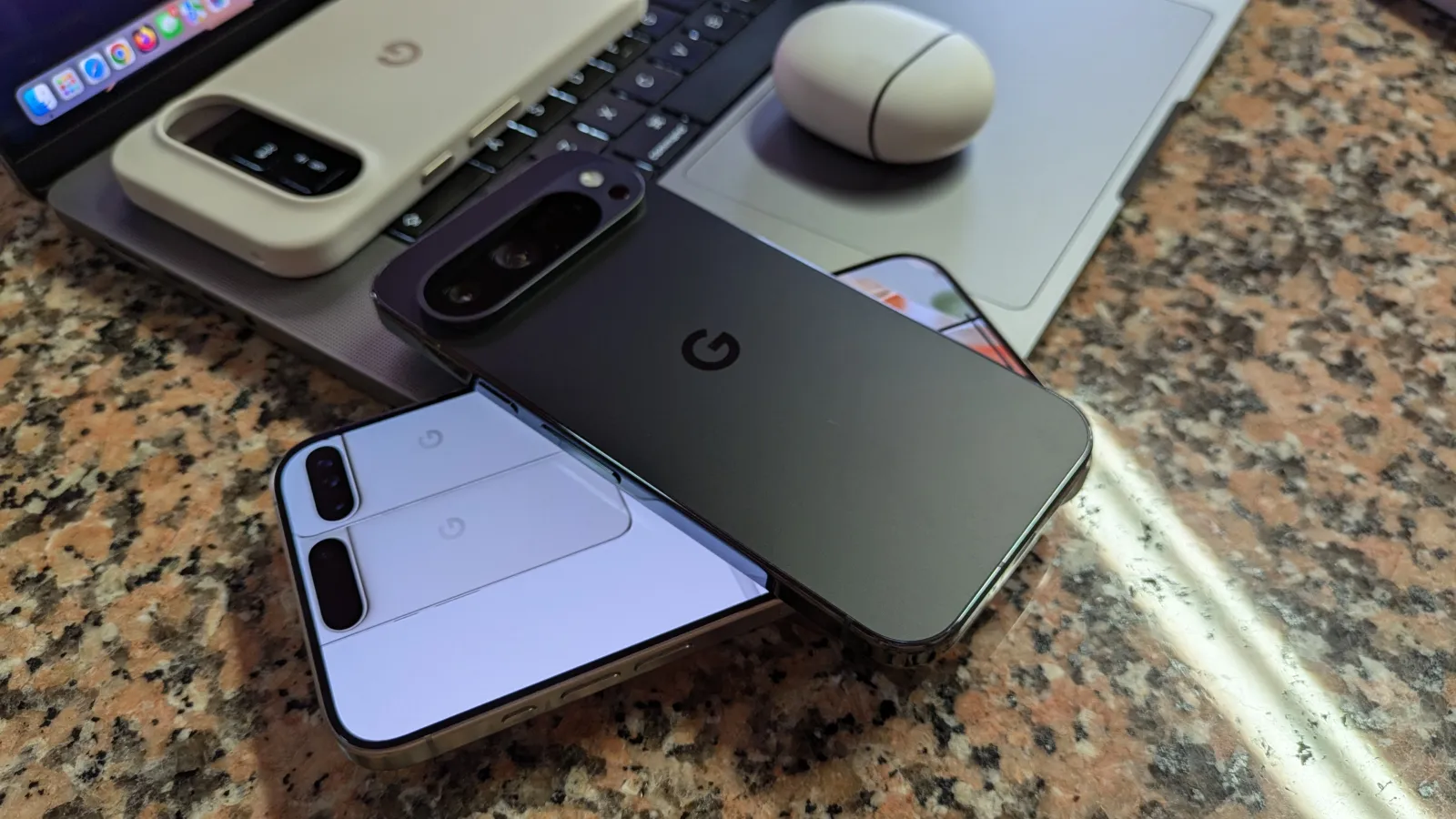 Um Google Pixel 9 Pro sobreposto num iPhone 15 Pro Max