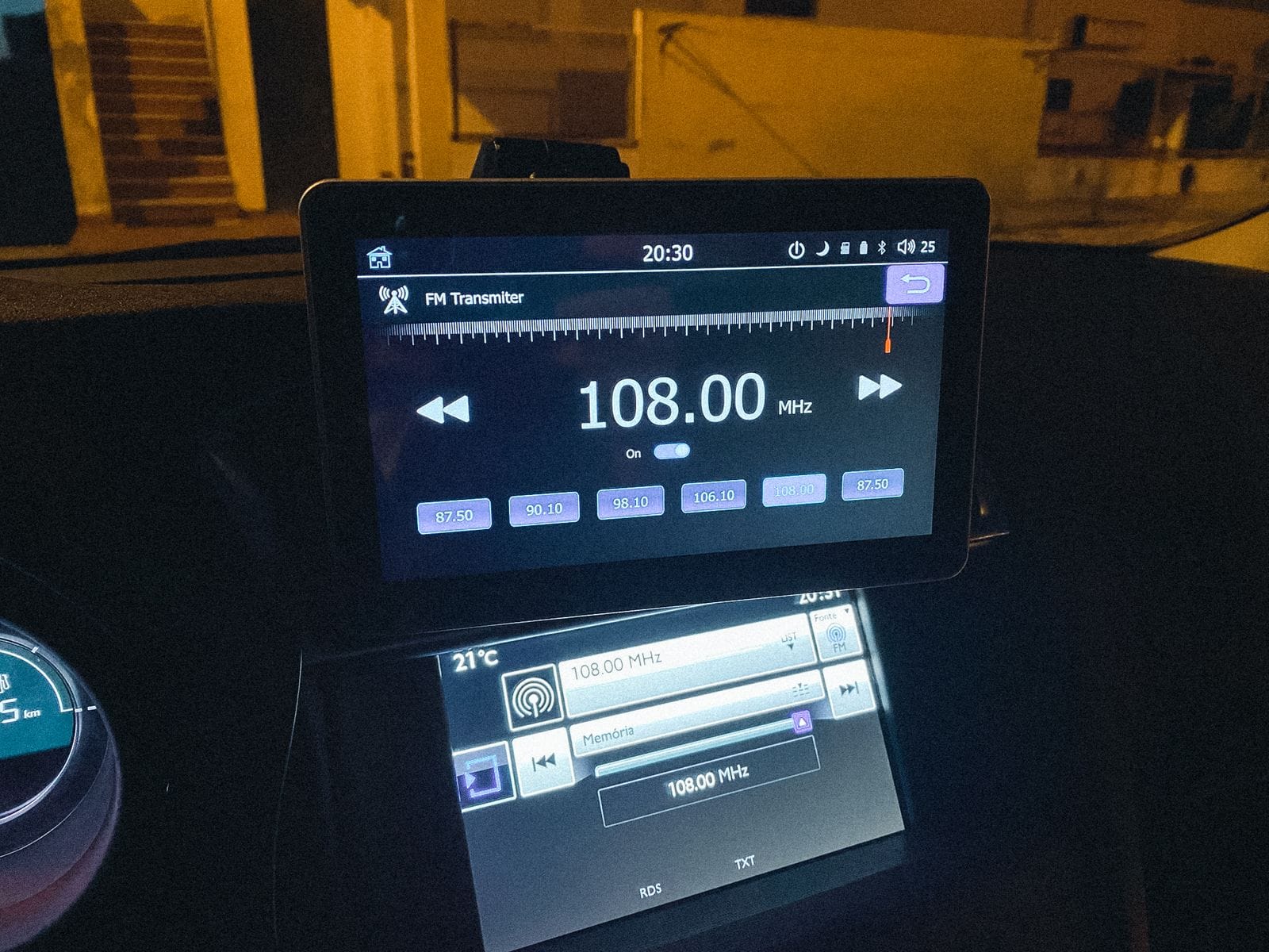 FM Transmiter que permite a modulação das frequências FM no Coral Vision CarPlay