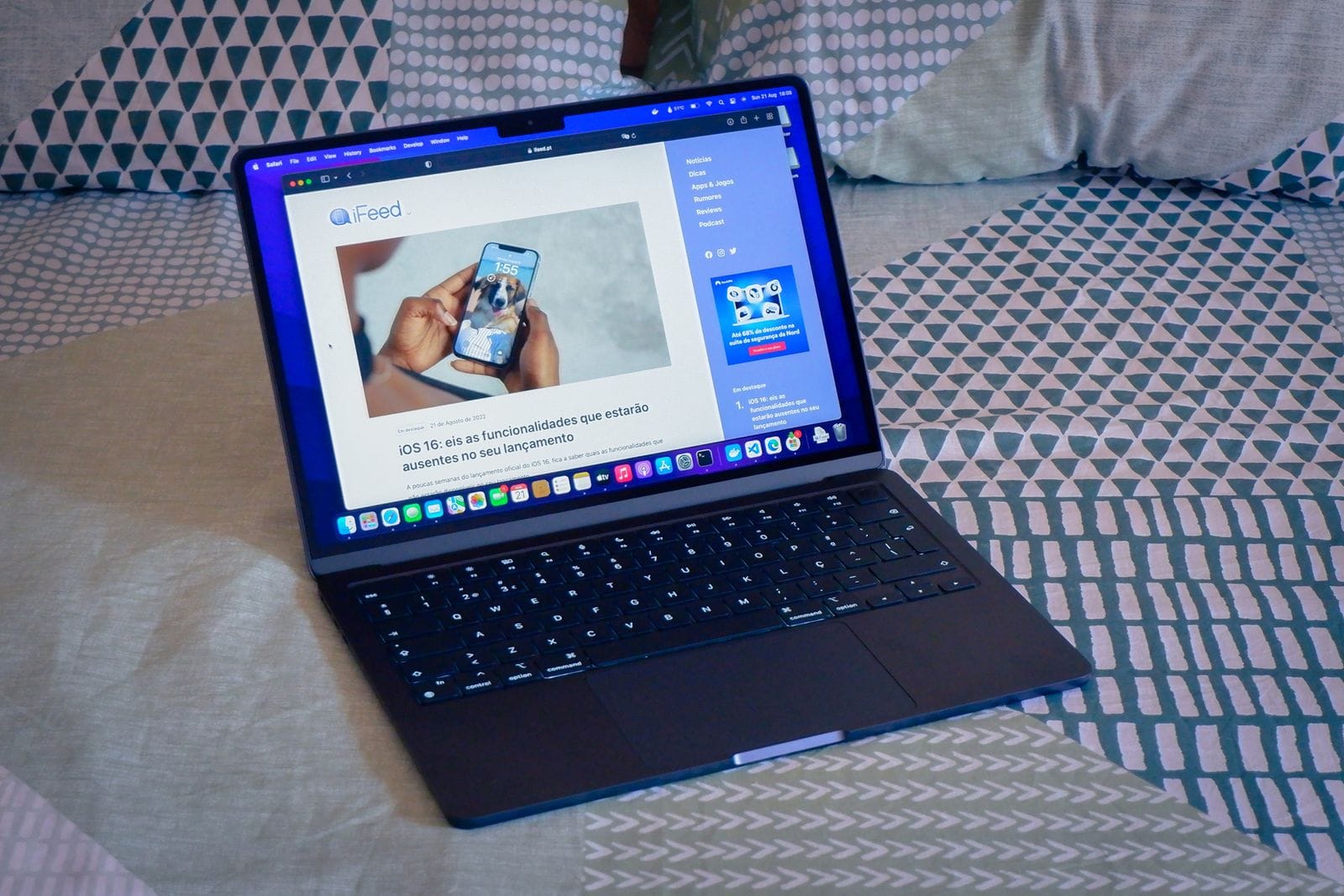 O MacBook Air M2 de 2022 é ideal para ser usado em qualquer lugar, até para consumir multimédia na cama