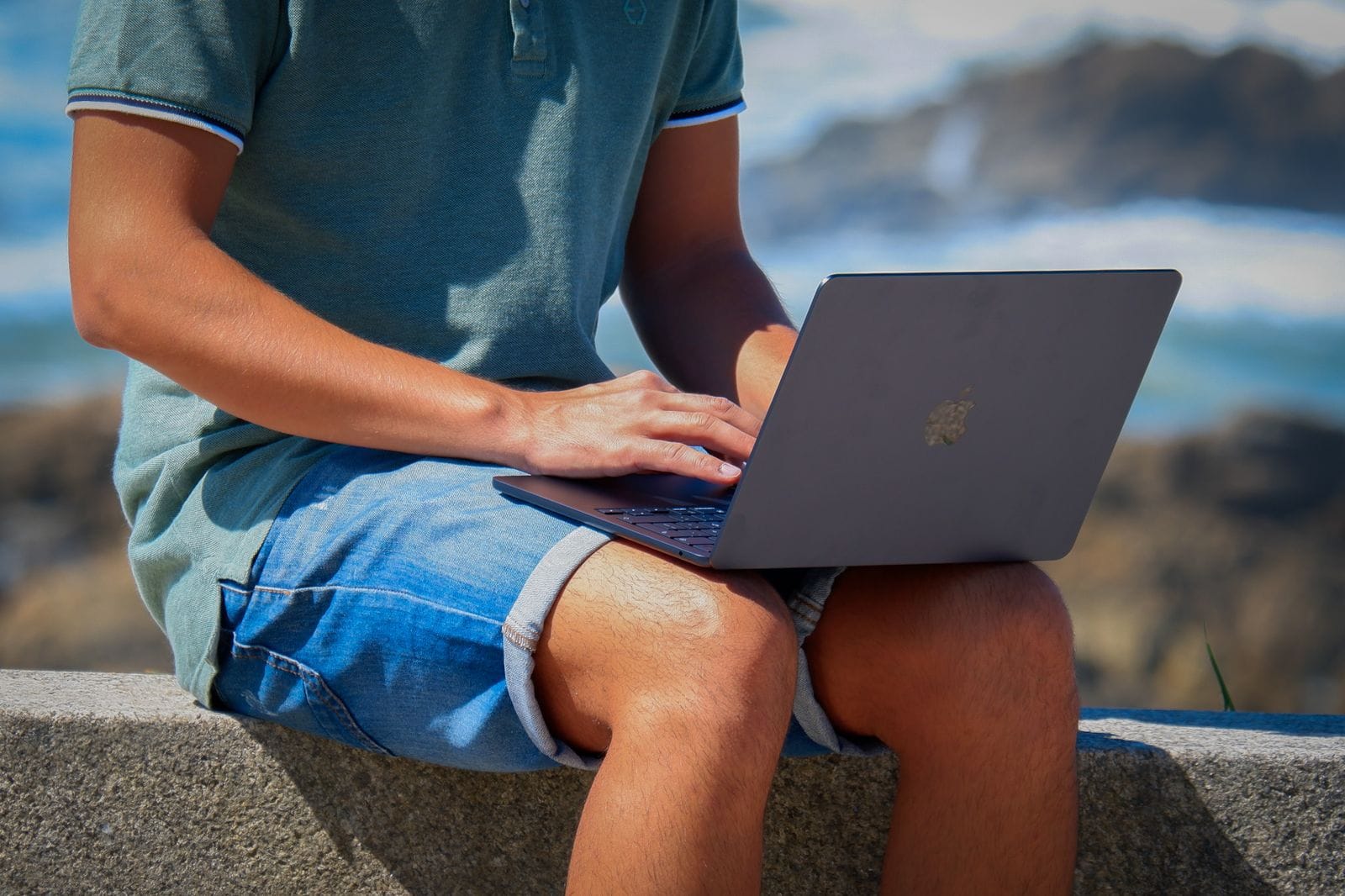 A portabilidade do MacBook Air M2 de 2022 é o seu ponto forte, aliado a longa duração da sua bateria