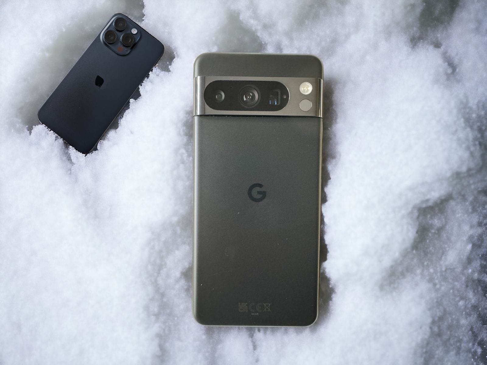 iPhone 15 Pro Max e Google Pixel 8 Pro na neve.