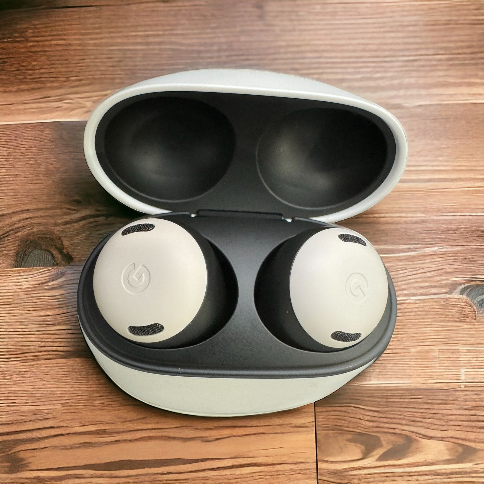 Google Pixel Buds Pro dentro da caixa de carregamento.