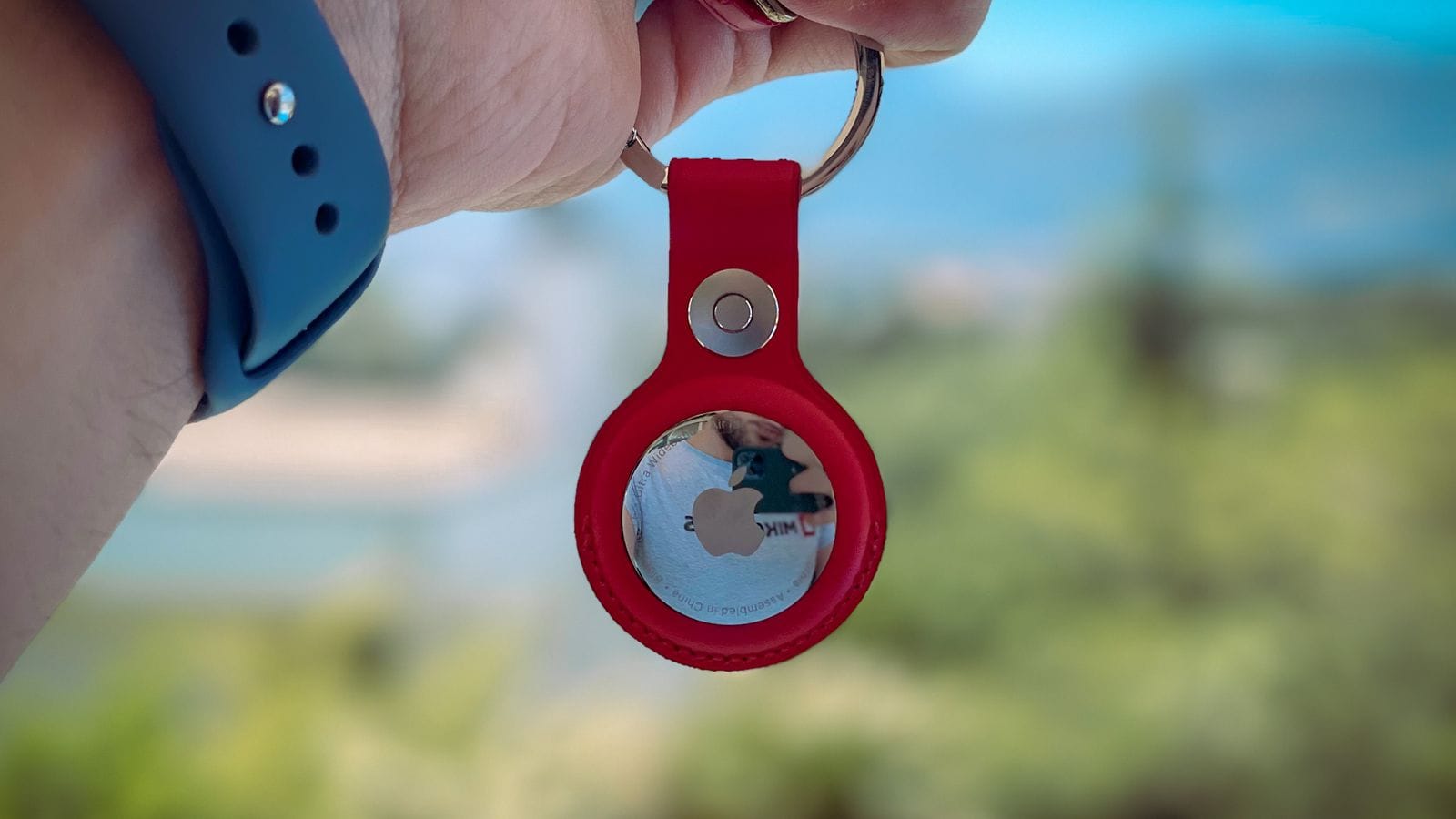 AirTag com porta-chaves vermelho