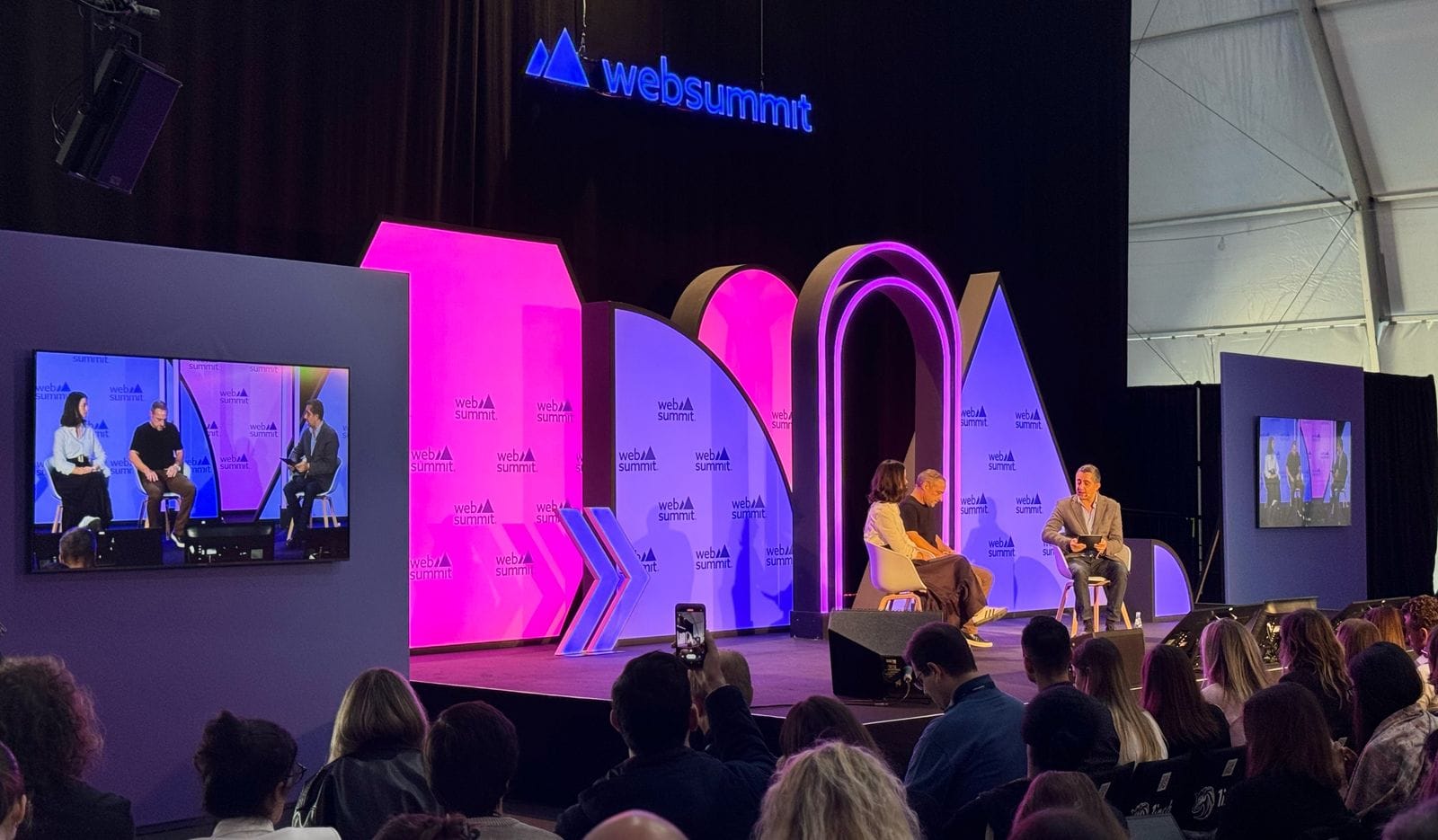 Cristina Fonseca, Alexandre Vista lateral da conversa entre Cristina Fonseca, Alexandre Barbosa e Shrikesh Laxmidas no palco 14 da Web Summit 2023.