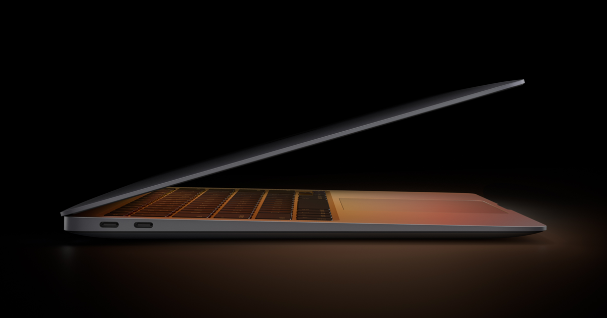 MacBook Air M1 com design em cunha em cima de uma mesa
