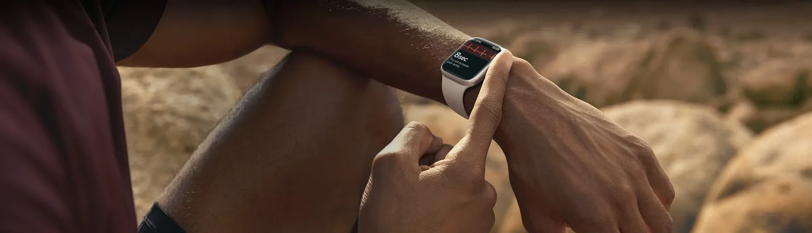 Pessoa a controlar pulsação cardíaca com o Apple Watch