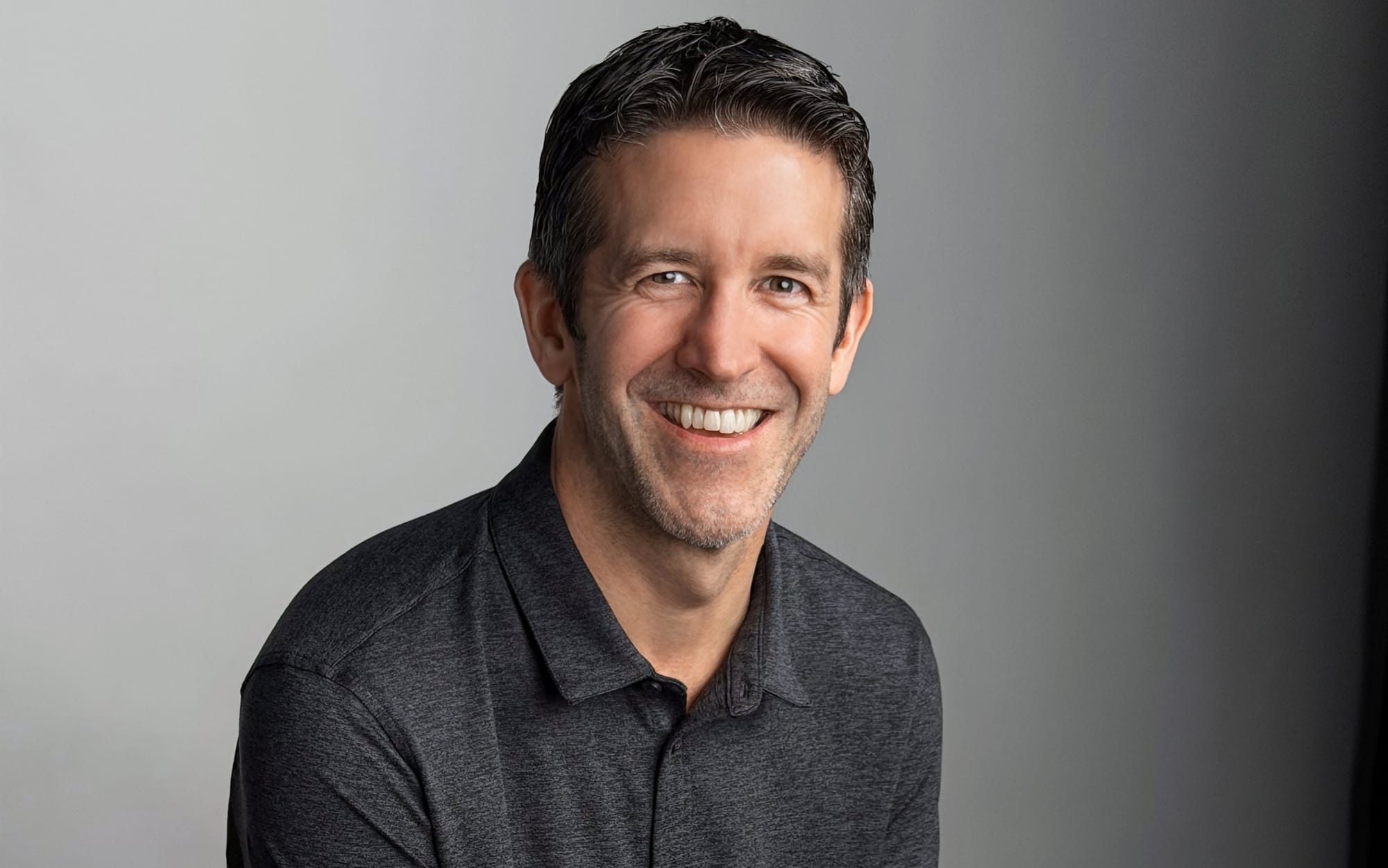 Quem é John Ternus, o novo CEO da Apple?