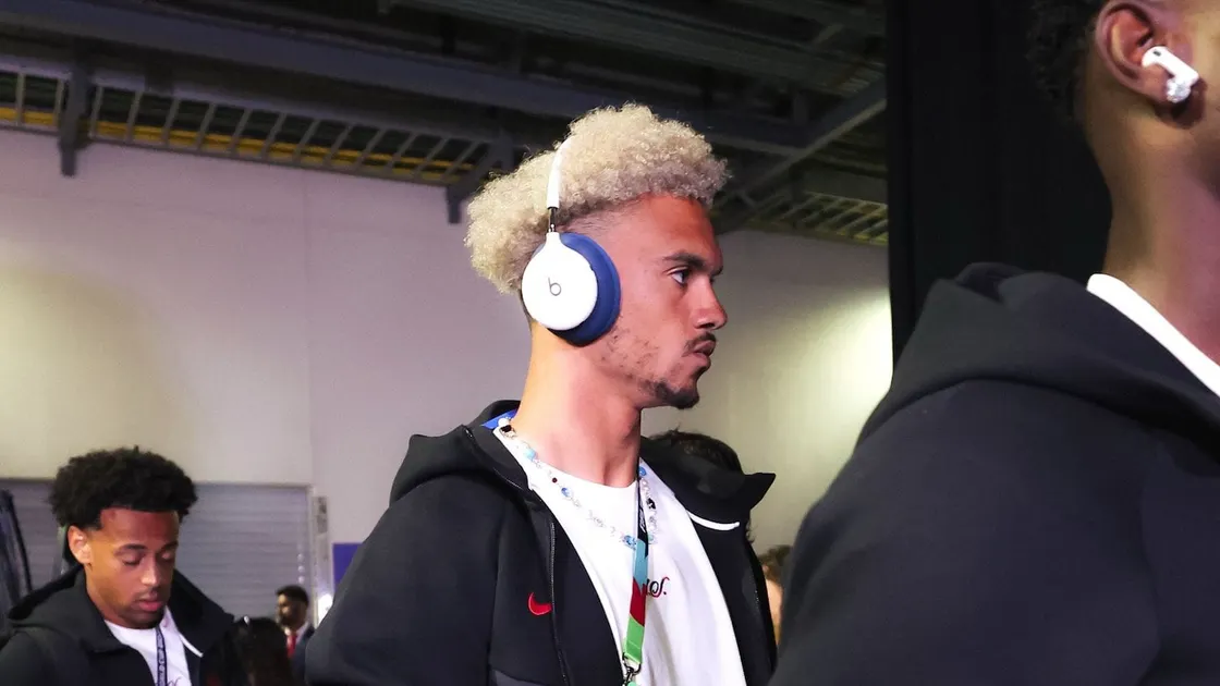 Mais uma estrela do futebol foi vista com os novos headphones da Beats