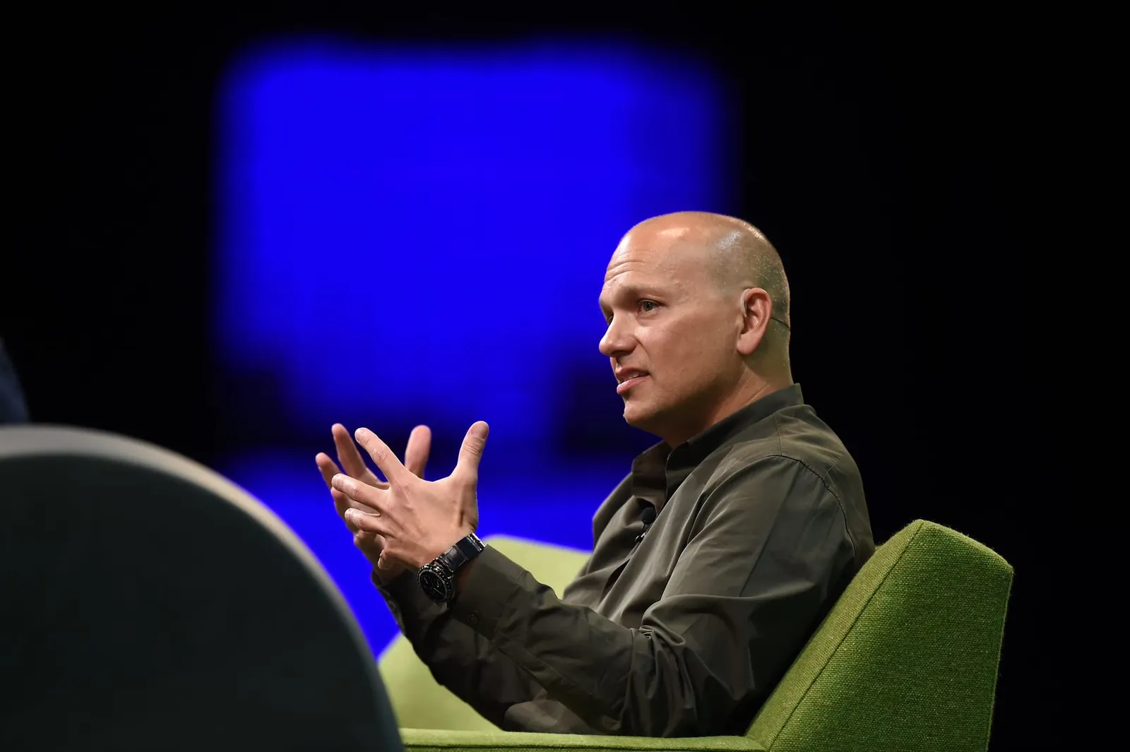 Tony Fadell critica estratégia de AI da Apple e lamenta abandono do carro elétrico