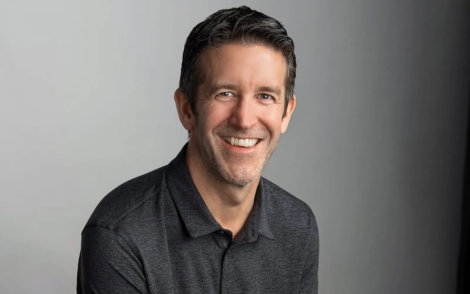 Quem é John Ternus, o novo CEO da Apple?