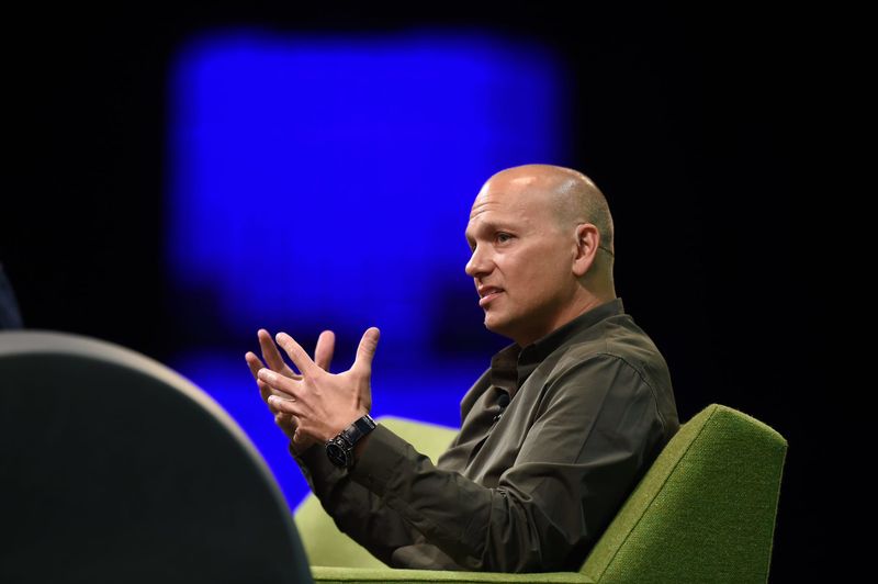 Tony Fadell critica estratégia de AI da Apple e lamenta abandono do carro elétrico