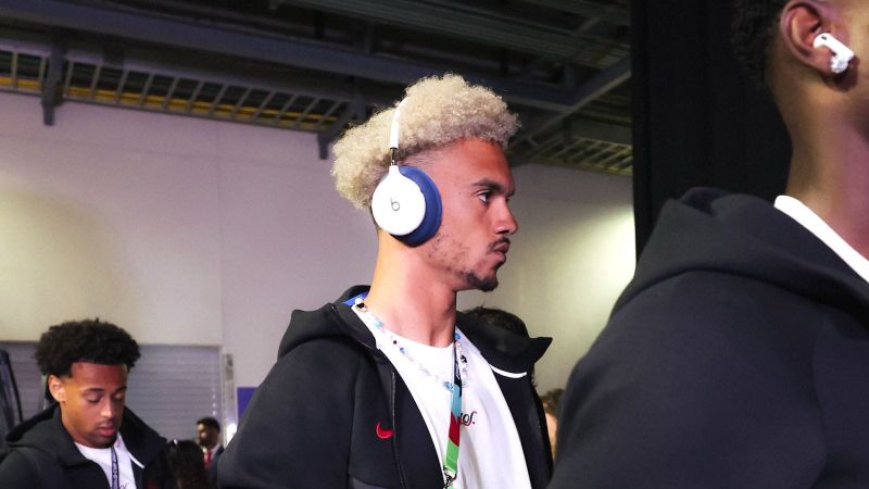 Mais uma estrela do futebol foi vista com os novos headphones da Beats