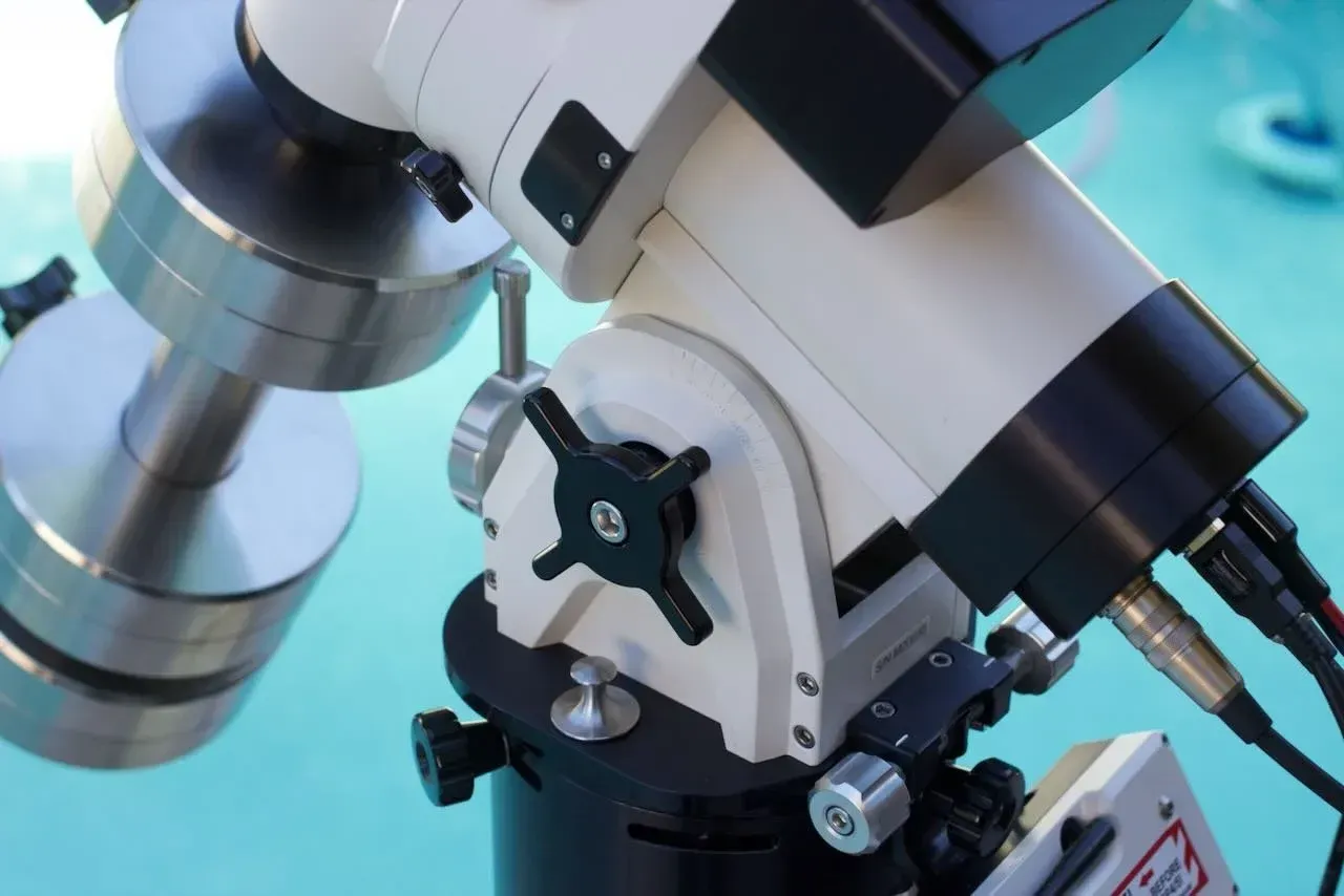  Get a load of those altitude axis lock knobs. Large and grippy. Also, check out how close this very expensive piece of gear is next to my pool. 