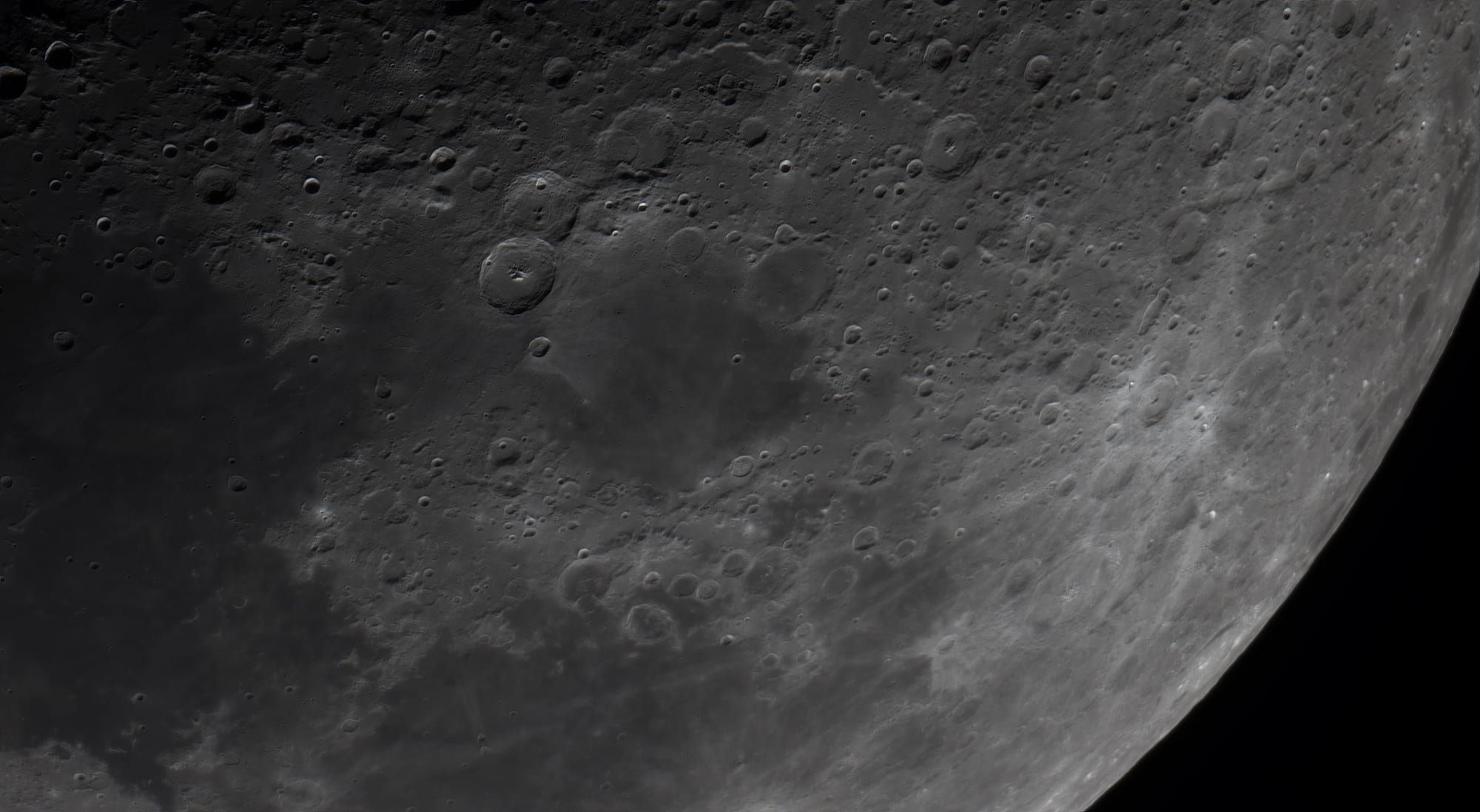 Side by side lunar stacks from Strata showing the difference between Strata Warp and Strata Warp+ processing