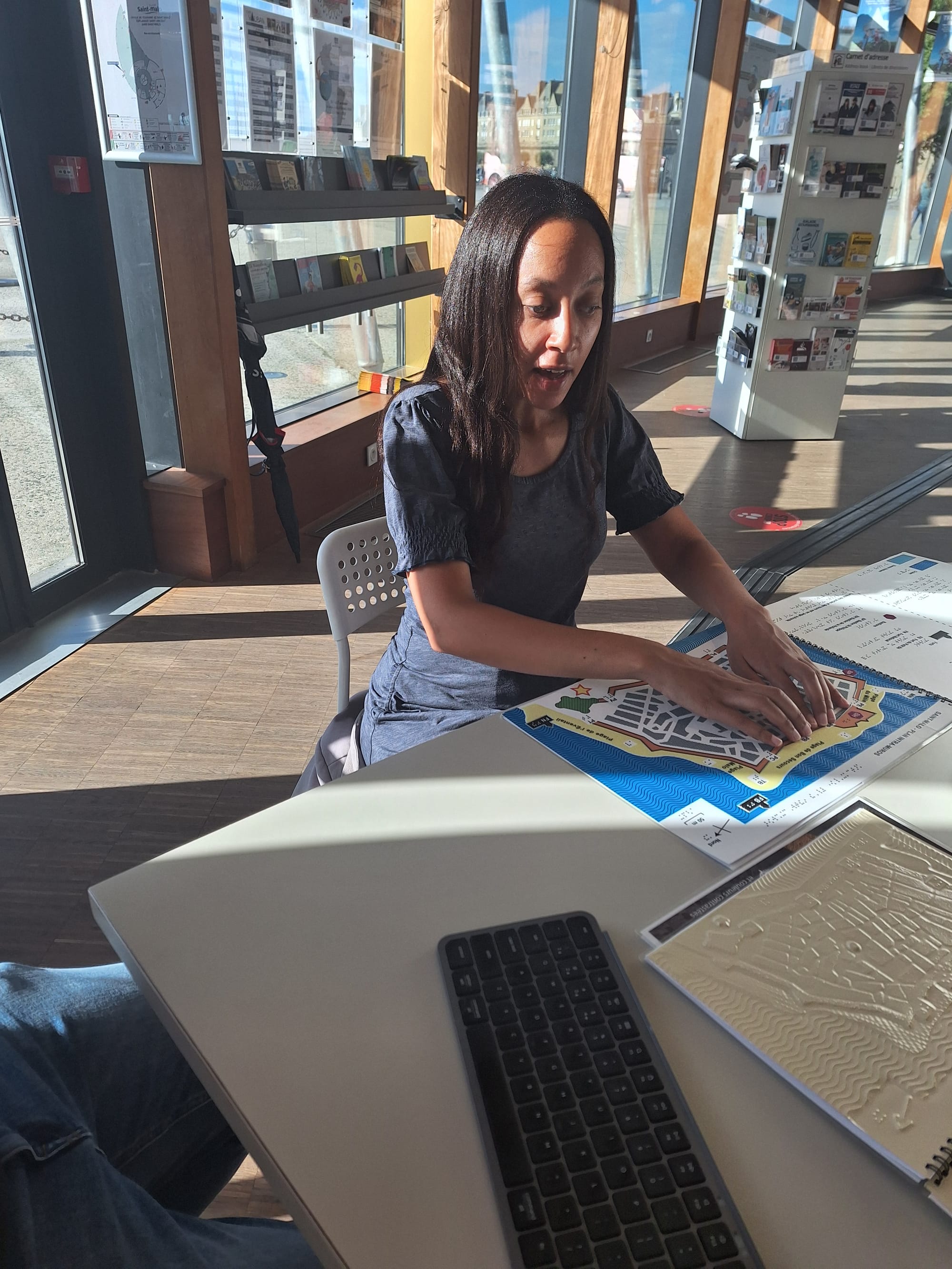 Haben Girma à l'office de tourisme de Saint-Malo en train de toucher le plan en relief