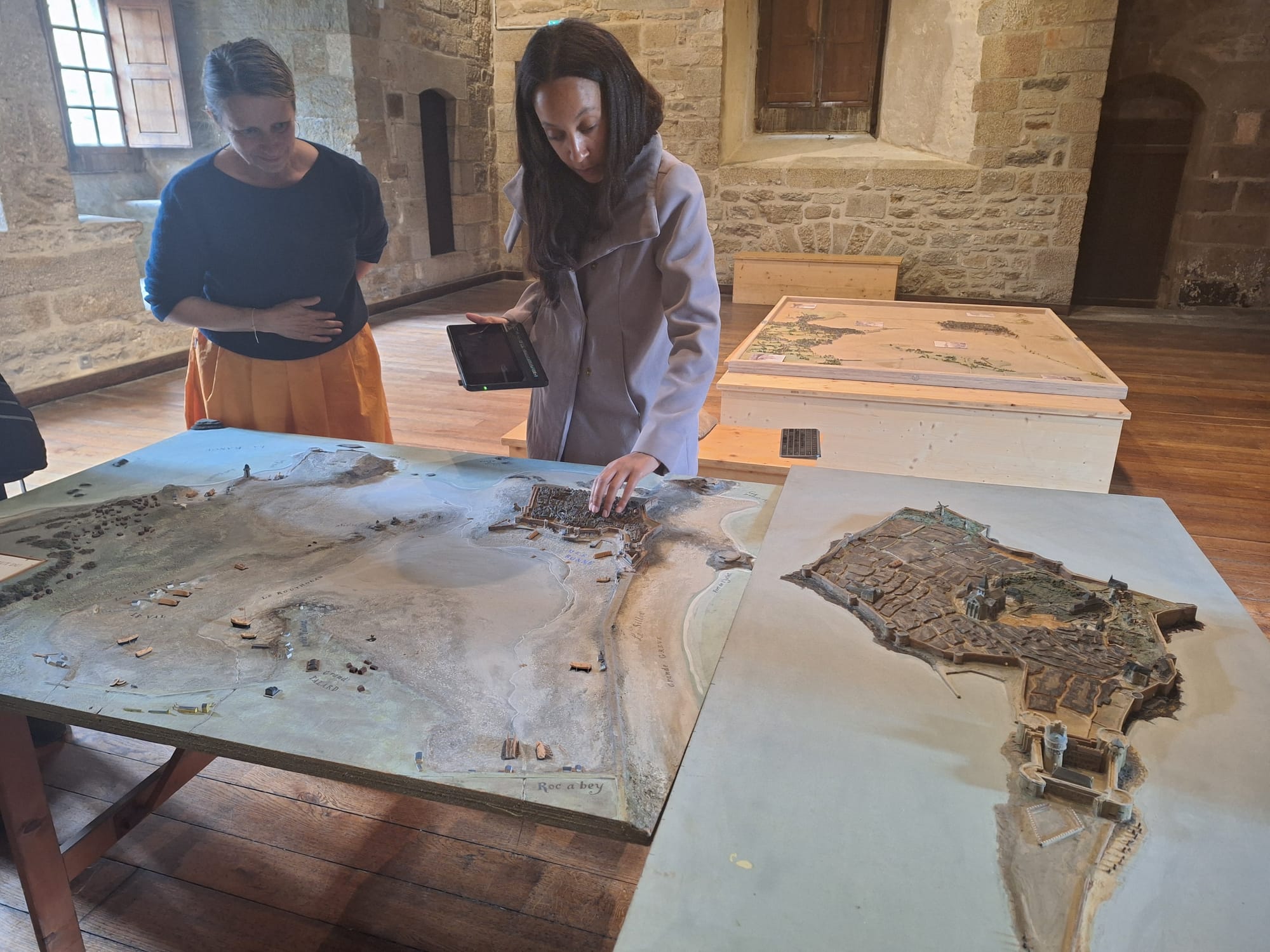 Haben Girma touche la maquette de la ville de Saint-Malo
